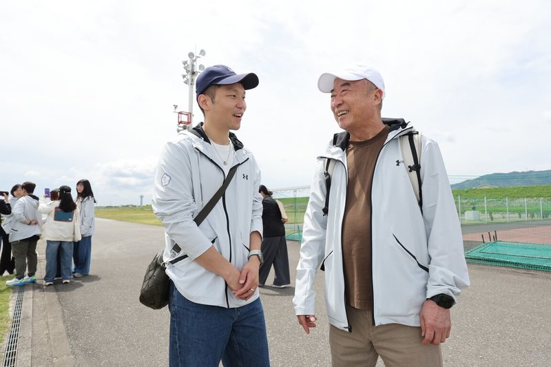 由運動部和中華奧會籌組的名古屋亞運參訪團，部長李洋（左）每天都仔細聆聽場館簡報，並隨時和中華奧會副主席廖裕輝（右）溝通問題。（中華奧會提供）中央社記者黎建忠傳真115年4月24日