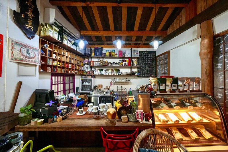 勞動節連假嘉義縣文觀局規劃「朴子小旅行」，邀民眾造訪「1935玉勝巷」在百年老宅中品味一杯淺焙單品咖啡，店內亦提供結合中藥材的足浴體驗，為旅程增添放鬆片刻。（嘉義縣文觀局提供）中央社記者蔡智明傳真  115年4月24日