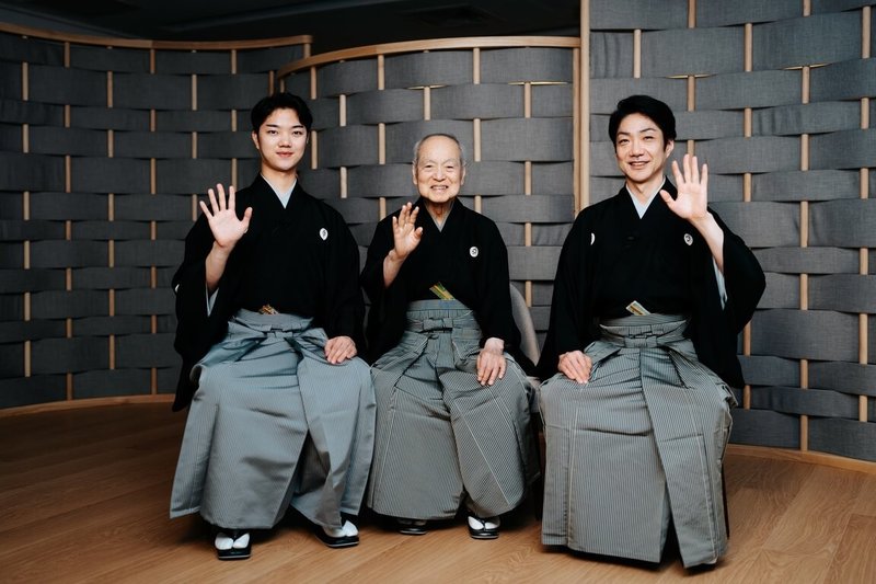 萬作之會「狂言劇場」24日起在高雄衛武營登場，這次主打「三代同堂」，觀眾將可一次欣賞到20歲、60歲到90歲不同年齡層呈現的狂言藝術境界。野村家三代野村裕基（左起）、野村万作以及野村萬齋合影。（衛武營提供）中央社記者趙靜瑜傳真  115年4月24日