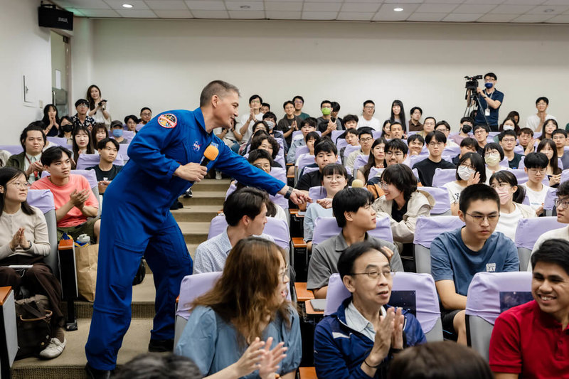 台灣出生的美國太空總署（NASA）太空人林琪兒（前左立者）24日參訪國立成功大學，且在「國際視野講座」發表演講，現場互動氣氛熱烈。（成功大學提供）中央社記者張榮祥台南傳真　115年4月24日
