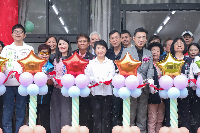 台中市政府24日舉行西屯區協和里活動中心揭牌啟用典禮，台中市長盧秀燕（前中）出席剪綵，感謝各方促成，為市民打造嶄新活動場域。（台中市政府提供）中央社記者郝雪卿傳真　115年4月24日
