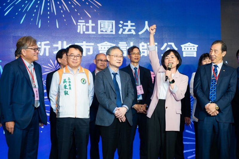 民主進步黨新北市長參選人蘇巧慧（前右2）24日晚間與民進黨籍立法委員吳秉叡（前左2）同台出席新北市會計師公會成立大會表示，希望率新北朝下一階段邁進。（蘇巧慧競選辦公室提供）中央社記者黃旭昇傳真　115年4月24日