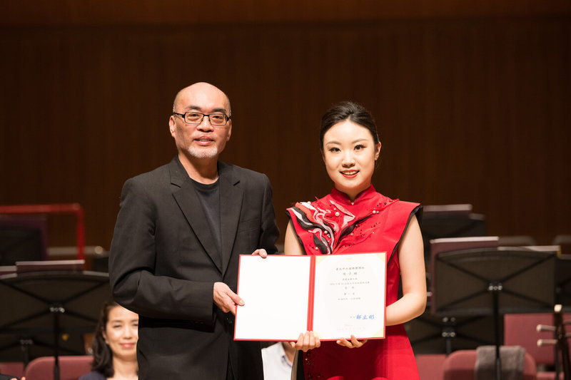 第33屆台北市民族器樂琵琶大賽23日舉行決賽音樂會，由就讀中國音樂學院的宋子璇（右）奪冠，台北市立國樂團團長鄭立彬（左）頒獎。（台北市立國樂團提供）  中央社記者趙靜瑜傳真  115年4月24日