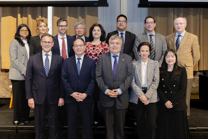 駐加拿大代表曾厚仁（前排左2）稱，儘管加拿大為拓展經貿市場而向中國靠近，但加拿大朝野各界都看得很清楚，台灣才是值得信賴的夥伴。（駐加拿大代表處提供）中央社記者程愛芬溫哥華傳真　115年4月24日