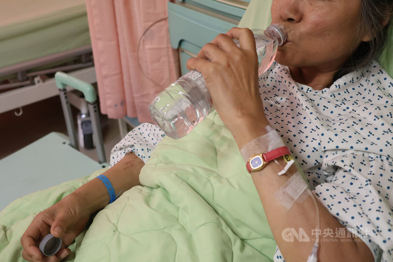 53歲婦人罹患糖尿病也有打胰島素，但跟著媽祖進香飲食不正常，沿途餓了便吃小點心，忘了施打胰島素也沒有吃藥，導致血糖失控超標7.2倍、頭暈送醫，糖尿病酮酸中毒險送命。中央社記者趙麗妍攝 115年4月24日