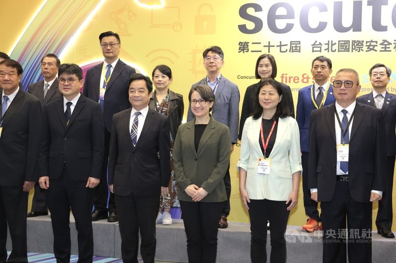副總統蕭美琴（前右3）24日上午出席「Secutech 2026 第27屆台北國際安全科技應用博覽會」，蕭副總統與貴賓合影留念。中央社記者翁睿坤攝 115年4月24日