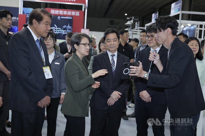 副總統蕭美琴（前左2）24日上午出席「Secutech 2026第27屆台北國際安全科技應用博覽會」，並參觀展攤與聽取應用簡介。中央社記者翁睿坤攝 115年4月24日