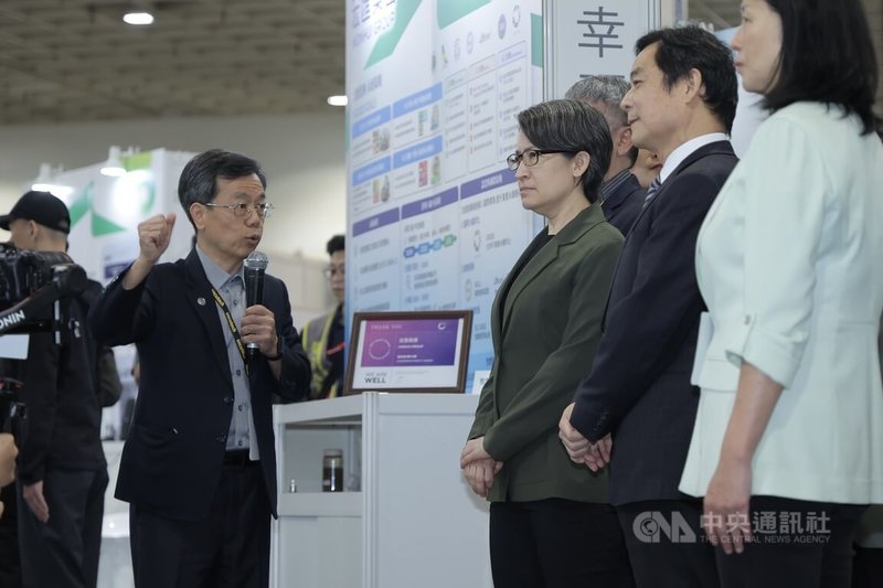 副總統蕭美琴（前右3）24日上午出席「Secutech 2026第27屆台北國際安全科技應用博覽會」，並參觀展攤仔細聆聽展攤人員解說。中央社記者翁睿坤攝 115年4月24日
