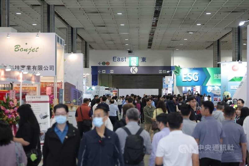 Secutech 2026台北國際安全科技應用博覽會24日續在台北南港展覽館1館舉行，現場人潮眾多。中央社記者翁睿坤攝 115年4月24日
