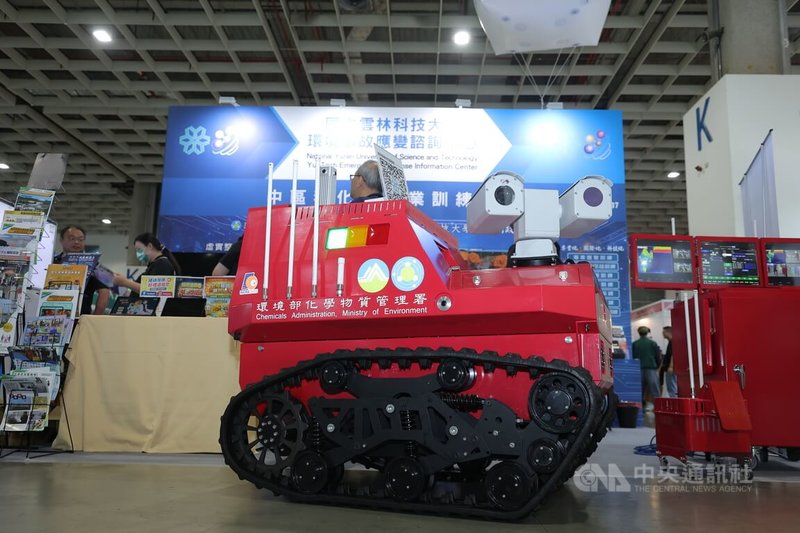 Secutech 2026台北國際安全科技應用博覽會24日續在台北南港展覽館1館舉行，現場展出履帶式偵檢機器人，為環境保護提供科技化的幫助。中央社記者翁睿坤攝 115年4月24日