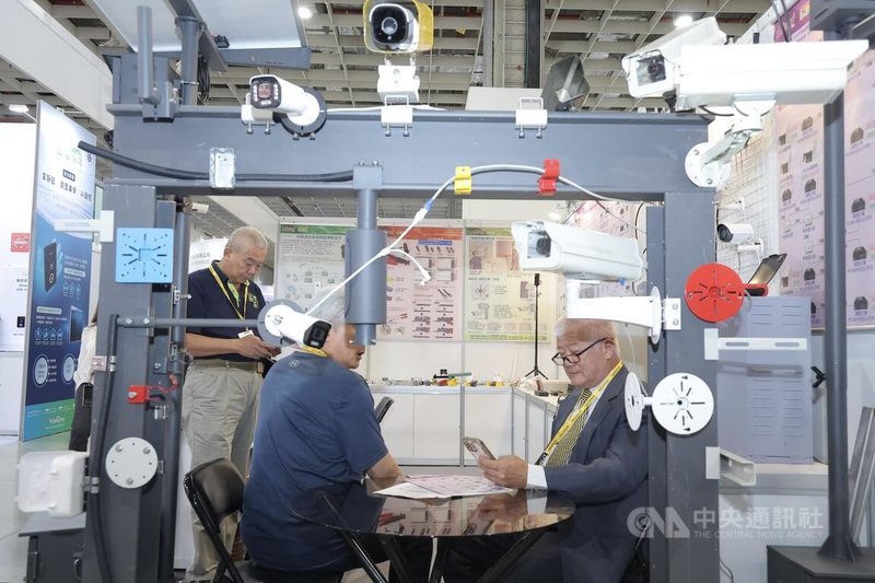Secutech 2026台北國際安全科技應用博覽會24日續在台北南港展覽館1館舉行，現場展出各式監視攝影機，為造訪民眾提供多項選擇。中央社記者翁睿坤攝 115年4月24日