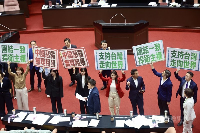 總統賴清德出訪非洲友邦史瓦帝尼因中國施壓受阻。民進黨團24日在立法院會提案，建請院會作成決議，呼籲朝野共同譴責中共打壓，朝野無異議將此案逕付二讀交付協商，並由民進黨團負責召集。中央社記者張皓安攝　115年4月24日