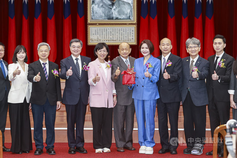 立法院厚生會24日舉行第34屆會長交接典禮，由立法院長韓國瑜（右3）監交，原任會長、民進黨立委蘇巧慧（右6）將印信交給新任會長、國民黨立委陳菁徽（右4），行政院長卓榮泰（右7）也到場觀禮，眾人一同在台前合影。中央社記者鄭清元攝　115年4月24日