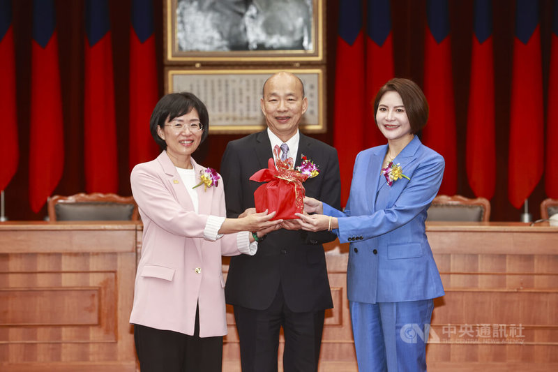 立法院厚生會第34屆會長交接典禮24日舉行，原任會長、民進黨立委蘇巧慧（左）在立法院長韓國瑜（中）監交下，將印信交給新任會長、國民黨立委陳菁徽（右）。中央社記者鄭清元攝　115年4月24日