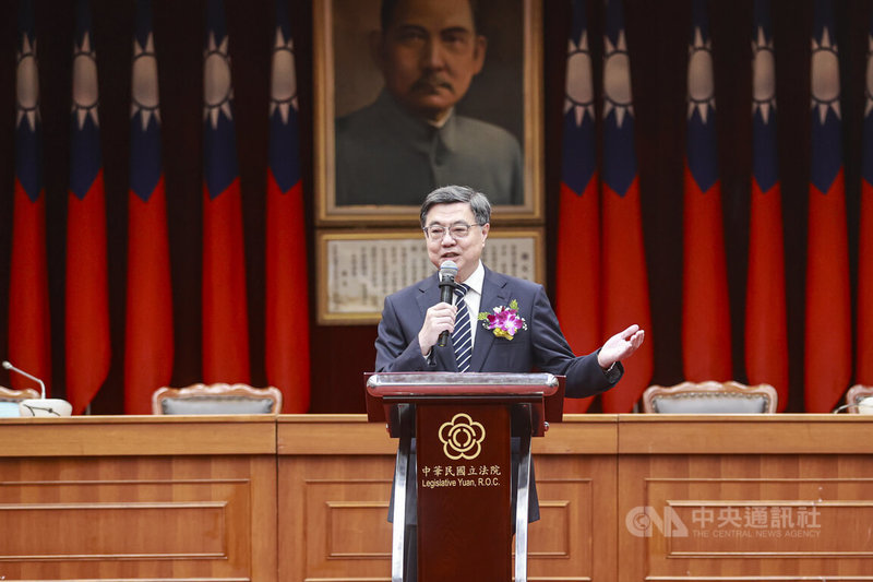 立法院厚生會24日舉行第34屆厚生會長交接典禮，行政院長卓榮泰（中）出席觀禮並致詞，回應食安質疑，也強調政府會把乾淨、漂亮、健康的食品送到國內，如果行政院沒信心、做不到這點，他怎麼膽敢坐在這。中央社記者鄭清元攝　115年4月24日