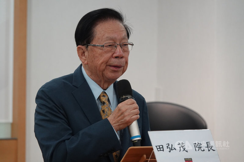 國策研究院董事長田弘茂24日在「美以伊衝突下的全球效應與台灣安全」座談會致詞。中央社記者吳書緯攝　115年4月24日