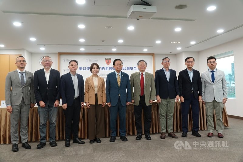 國策研究院24日舉辦「美以伊衝突下的全球效應與台灣安全」座談會，邀請前駐歐盟代表李淳（右3）、前美國國防部官員胡振東（右4）、高雄大學政治法律學系教授王順文（右1）、退役少將余宗基（右2），以及僑委會副委員長李妍慧（左4）等人出席與會。中央社記者吳書緯攝　115年4月24日