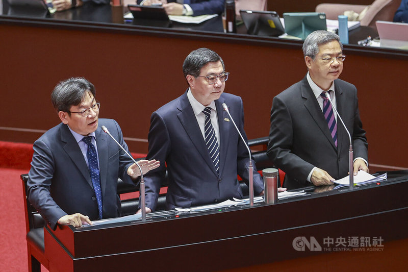 國發會主委葉俊顯（左起）、行政院長卓榮泰、經濟部長龔明鑫24日下午在立法院會同台備詢，回應立委質詢有關中國「高德地圖」App等議題。中央社記者鄭清元攝　115年4月24日