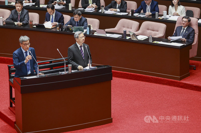 國民黨立委翁曉玲24日下午在立法院施政總質詢時，怒指行政院長卓榮泰（後右）「不配上台備詢」，備詢台上一度僅有農業部長陳駿季（前左起）、經濟部長龔明鑫答詢。中央社記者鄭清元攝　115年4月24日