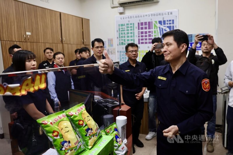 台北市大安區忠孝東路4段的中信銀行忠孝分行24日下午被闖入行搶，犯嫌遭警方制伏，並未得手。危機解除後，北市警局長林炎田（前右）到大安分局敦化南路派出所慰勞員警。中央社記者王飛華攝　115年4月24日