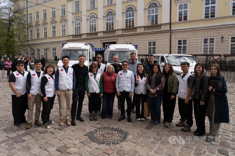 台灣馬偕紀念醫院醫療團近日第7度前往烏克蘭執行義診與醫療教育任務，並與台灣財團法人賑災基金會合作，捐贈3輛醫療車輛及相關設備。中央社記者陳彥婷利維夫攝　115年4月24日