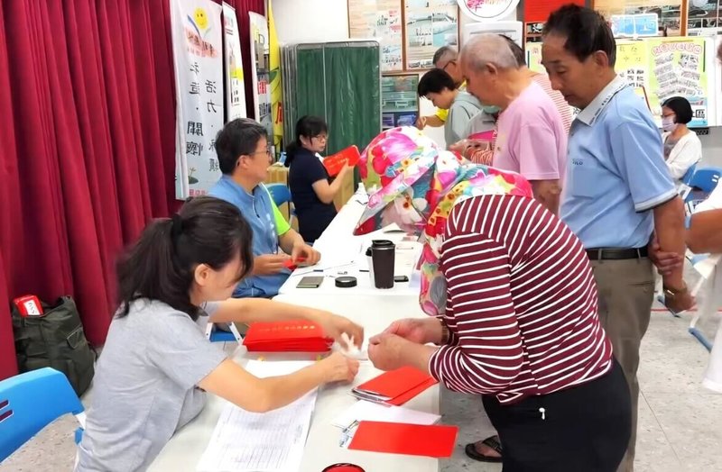 政府去年發放全民每人1萬元振興經濟禮金後，經濟效益外溢，澎湖湖西鄉公所24日跟進發放，全鄉1萬6000多人，每人5000元，所需經費逾8000萬元。（湖西鄉公所提供）中央社   115年4月24日