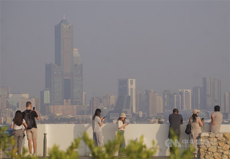 圖為高雄地區因闊賽不佳導致空氣品質不良。（中央社檔案照片）
