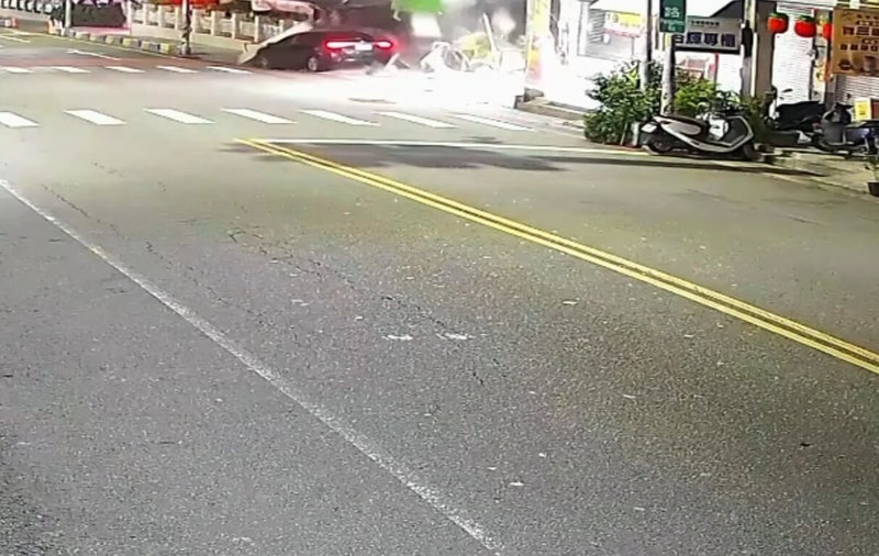 疑債務糾紛，23日晚間台中市神岡區豐洲路一輛自小客車（左上角）車上乘客在車內失控，影響駕駛導致車輛失控衝進右邊民宅騎樓。（民眾提供）中央社記者趙麗妍傳真 115年4月24日