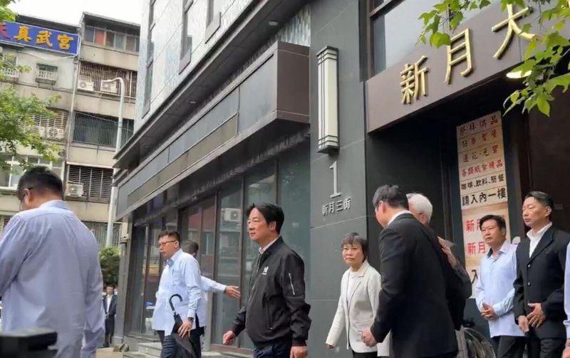 總統賴清德（前左2）24日上午前往新北市「新月會館」，慰問因產後大失血過世的台北市警察局中正第一分局女警陳芊雯家屬，指示內政部全力協助家屬獲得真相。（民眾提供）中央社記者黃旭昇傳真  115年4月24日