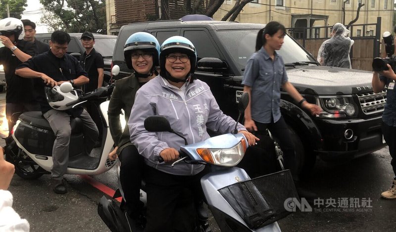 副總統蕭美琴（前左）24日在嘉義市行程中一段路由民主進步黨嘉義市長參選人、立法委員王美惠（前中）騎機車搭載；蕭副總統說，坐在王美惠機車上很安心。中央社記者黃國芳攝　115年4月24日
