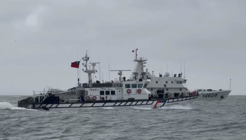 4艘中國海警船24日上午9時侵擾金門水域，海巡署巡防艇併航監控，同時以無線電中、英文廣播，要求海警船轉向航離。中國海警船於上午11時3分航出金門限制水域。（海洋委員會海巡署金馬澎分署提供）中央社記者吳玟嶸傳真　115年4月24日