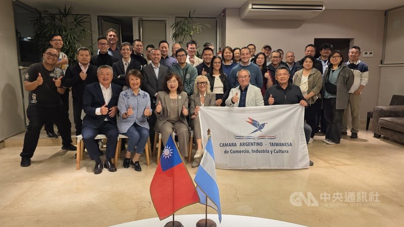 駐阿根廷代表處舉辦勞資新法講座，駐阿根廷代表謝妙宏（前排左3）、阿根廷台灣商會李稚崧會長（前排左1）、阿台商會會長張家齊（前排右2），與主講人福拉德眾議員（Mónica Frade）（前排左4）及全體與會僑民、企業代表合影，共同關注阿根廷勞動新制發展。中央社記者黃韻如布宜諾斯艾利斯攝115年4月24日