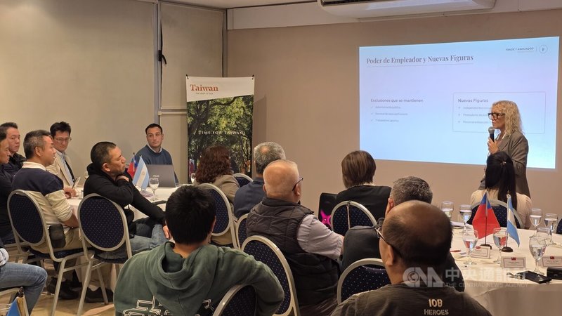 駐阿根廷代表處舉辦勞動新制講座，與會民眾踴躍提問，與主講人眾議員福拉德探討新制下的勞資合約更新與風險管理。中央社記者黃韻如布宜諾斯艾利斯攝115年4月24日