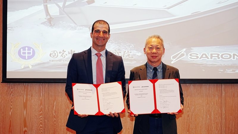 中科院24日與美商SARONIC公司簽署合作備忘錄（MOU），聚焦無人艇關鍵技術合作。圖為中科院長李世強（右）與美商SARONIC公司CEO馬弗羅卡斯（左）合影。（中科院提供）中央社記者吳書緯傳真　115年4月24日