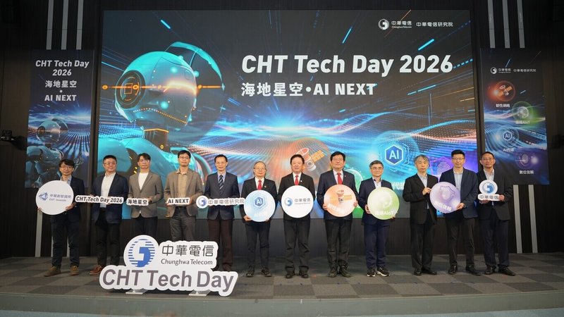 中華電信24日舉辦CHT Tech Day 2026 研發成果發表會，董事長簡志誠（右6）比喻中華電信研究院就是「科技少林寺」，研發能量很強。（中華電提供）中央社記者江明晏傳真　115年4月24日