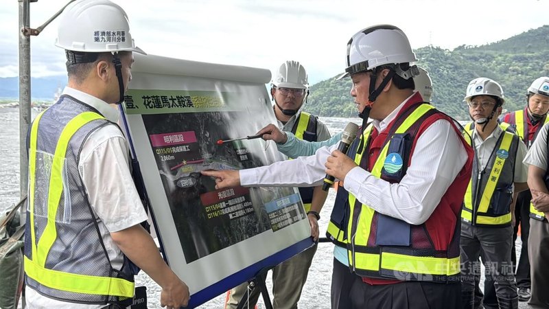行政院政務委員季連成（前右）24日前往花蓮縣光復鄉視察堤防疏濬進度，他說，因上游溪谷狹窄，兩側山壁若崩塌隨時可能形成新的堰塞湖，因此防汛工作更要做足準備。中央社記者張祈攝　115年4月24日
