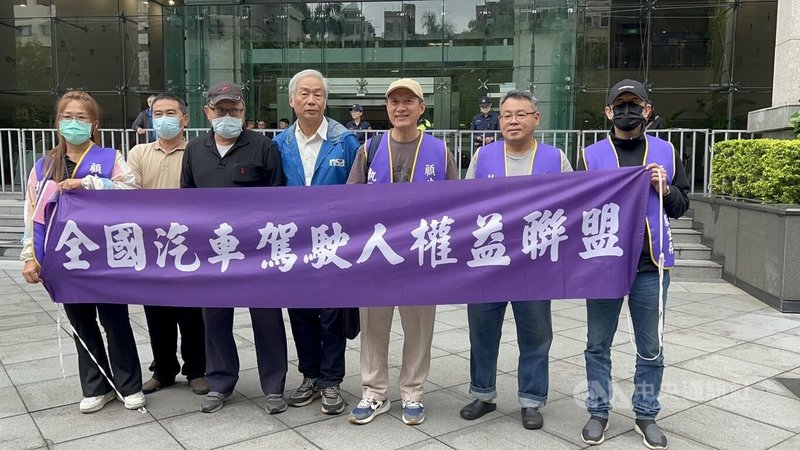 有計程車行不當收取靠行牌照費，交通部擬修法禁止，24日開會討論，全國汽車駕駛人權益聯盟協會理事長劉鴻樟（右3）下午與駕駛代表一同出席。中央社記者黃巧雯攝　115年4月24日