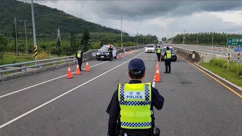 台東縣警察局關山分局24日起啟動為期3天的「交通大執法」專案，針對台東縱谷易肇事路段、時段及違規熱點，規劃精準執法勤務，加強取締各類交通違規行為。（關山分局提供）中央社記者盧太城台東傳真　115年4月24日