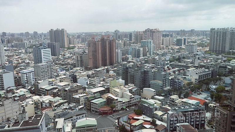 高雄市民國114年初估決算出爐,市府財政局24日表示,自110年起已連續5年0舉借,市長陳其邁上任後開源節流,並落實減債,截至114年底已降至新台幣2243億元,加上償還公教輔購基金債務16億元,減債達250億元。圖為高雄市苓雅區市容。中央社記者董俊志攝 115年4月24日