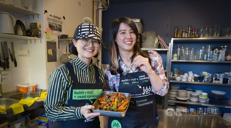 台灣女孩林瑩茹（左）在芬蘭創立環保皂品牌JooSoap，並於國際地球日4月22日和講師翁子荃（右）舉辦環保製皂工作坊，還特別提供鹽酥雞讓學員一嚐台灣味。中央社記者巫祈麟赫爾辛基攝 115年4月24日