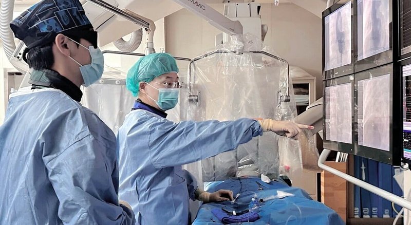 台中榮民總醫院嘉義分院表示，1歲4個月大女嬰被診斷為心室中膈缺損，由台中榮總院長傅雲慶（右）到分院採微創免開刀方式，23日以心導管置放封堵器治療，當天順利出院。（嘉義分院提供）中央社記者黃國芳傳真　115年4月24日