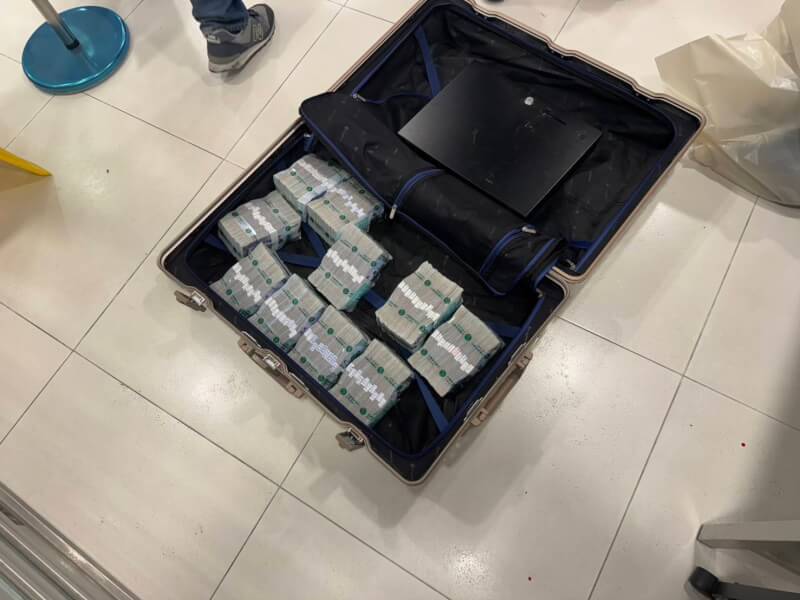 林姓男子24日下午持BB槍及假手榴彈赴台北市忠孝東路四段的中國信託銀行行搶,行員把新台幣約1000萬元現鈔裝入行李箱時,大批警力已獲報到場,最終成功將林男壓制帶回。(警方提供)中央社記者劉建邦傳真 115年4月24日