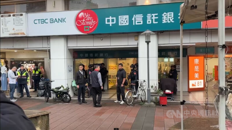 台北市大安區忠孝東路4段附近中國信託銀行24日下午被闖入行搶，警方獲報立即派員到場。中央社記者劉建邦攝 115年4月24日