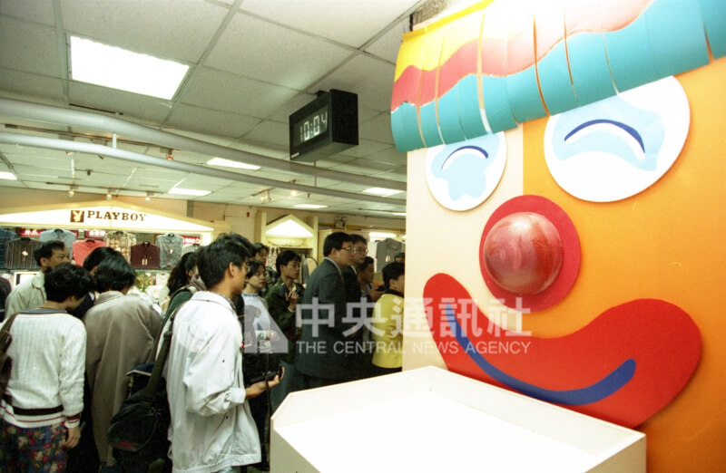 圖為1995年11月2日金華百貨消防逃生演練。（中央社檔案照片）