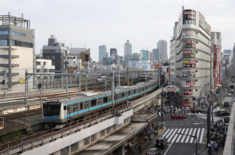 中東戰爭爆發後，日本央行3月警告通膨將會進一步攀升，日本政府啟動緊急補貼措施。圖為東京街景。（共同社）