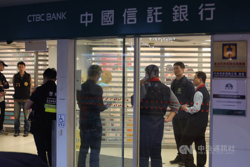 位於台北市大安區的中國信託銀行忠孝分行24日下午驚傳搶案，警方獲報火速趕赴現場，與犯嫌對峙約15分鐘後成功制伏，將人帶回釐清犯案動機，銀行現場也持續蒐證調查。中央社記者王飛華攝　115年4月24日