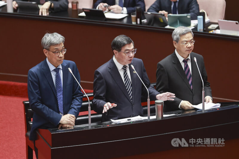 立法院會24日下午繼續進行施政總質詢，農業部長陳駿季（左起）、行政院長卓榮泰、經濟部長龔明鑫同台備詢，針對立委質詢美國馬鈴薯輸入檢疫標準等議題做出回應。中央社記者鄭清元攝　115年4月24日