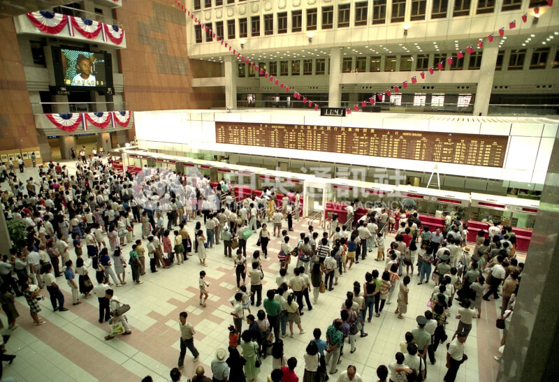 第四代台北車站1989年9月2日啟用，通車首日，大批人潮湧入車站大廳。（中央社檔案照片）