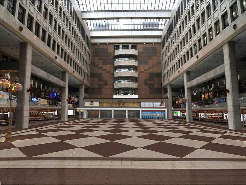 台北車站2011年整建，車站大廳地板改採棋盤式設計。（台鐵提供）