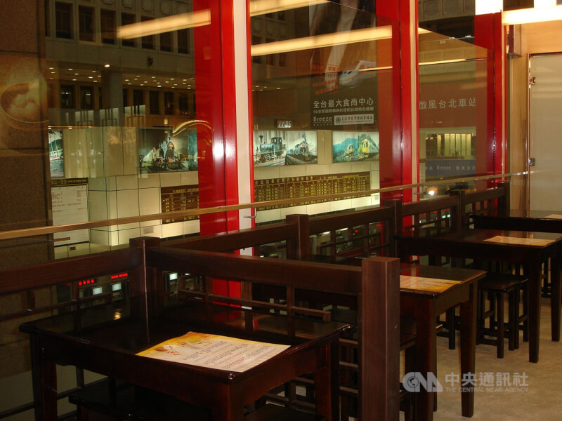 台北車站二樓商場「微風台北車站」2007年10月26日開幕。（中央社檔案照片）